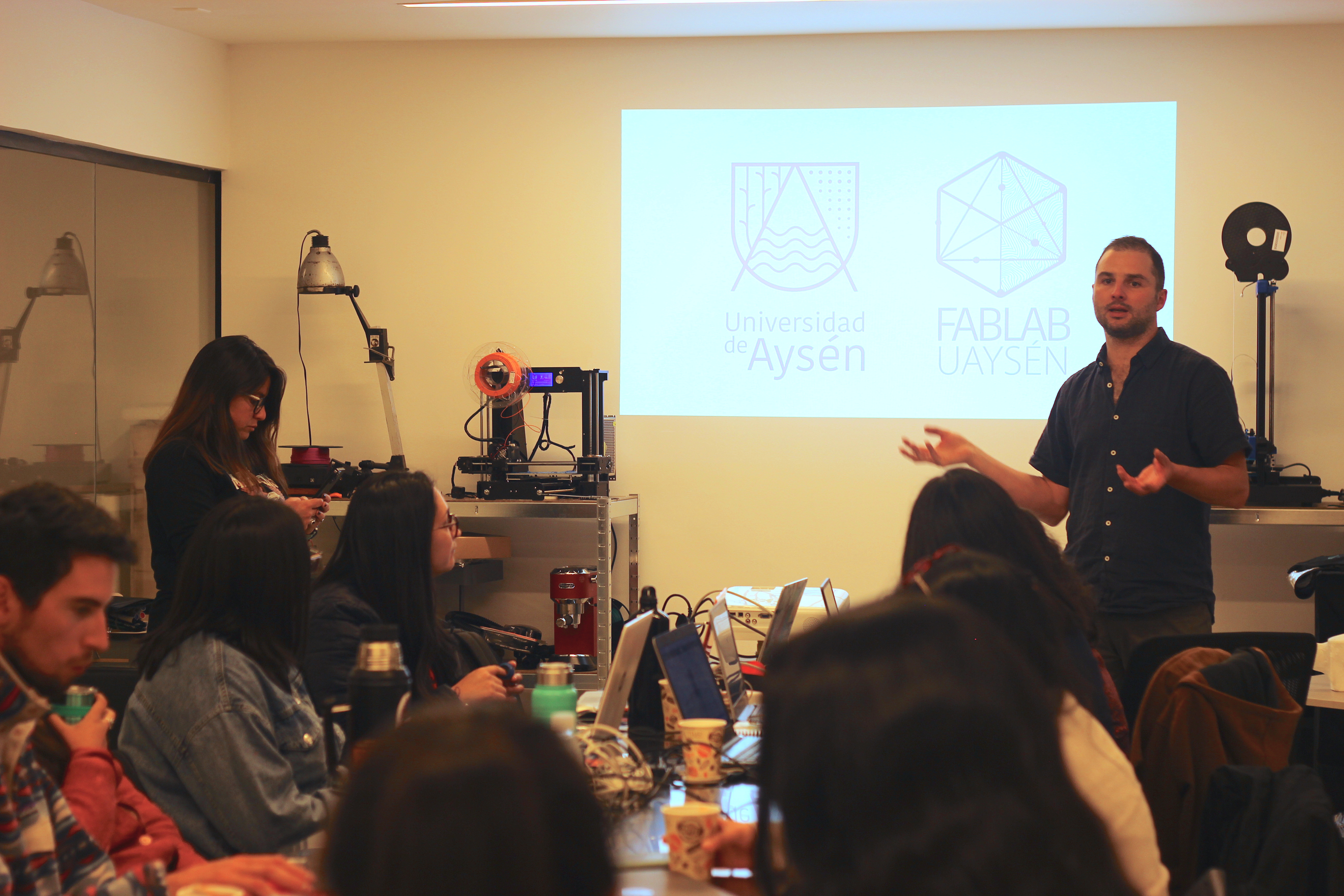 Docentes adquieren competencias tecnológicas junto al FabLab UAysén